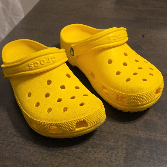 CROCS Bright Yellow Sandals - Picture 1 of 4